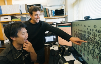 Michael Sun and Tor Wager looking at a computer