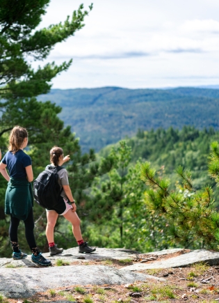 Dartmouth students hiking Mount Ascutney: Carly Tymm '20, Katherine Kane '20, and Phoebe Cunningham '20