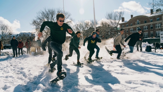 People running on snowshoes