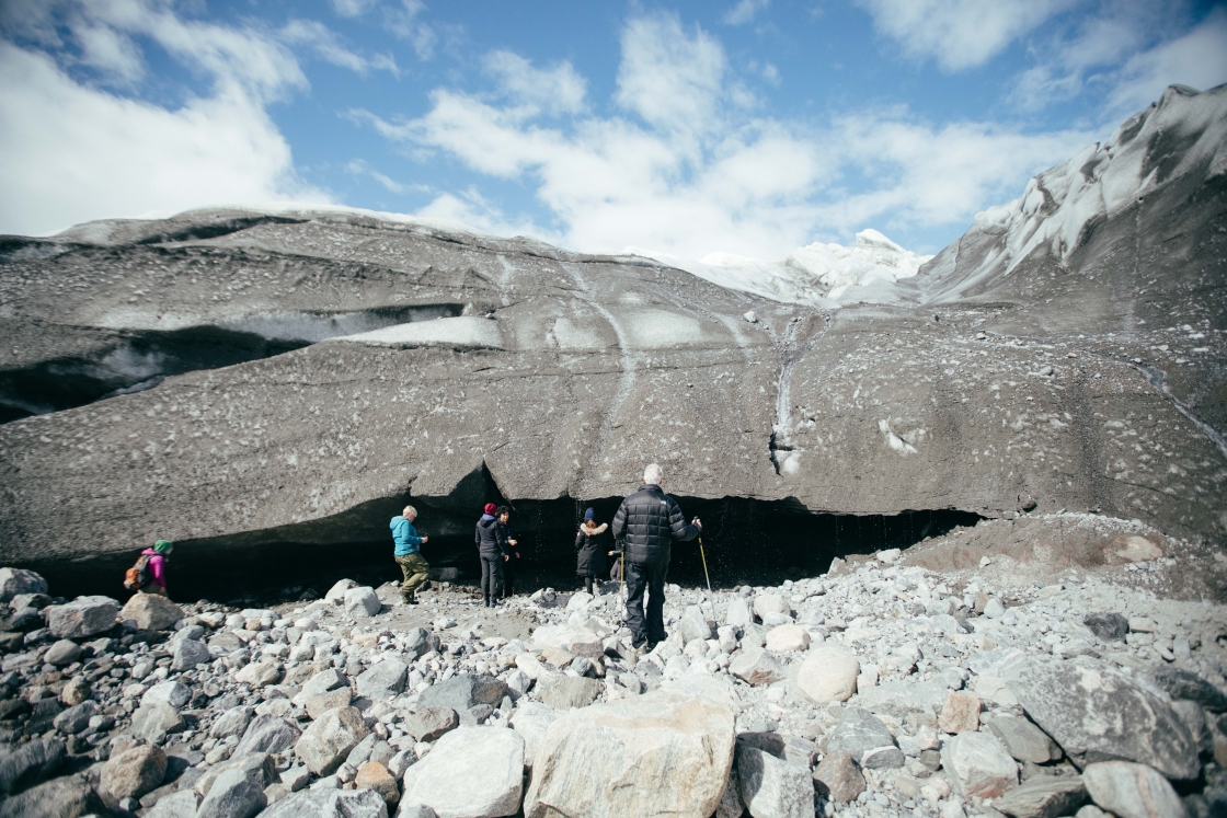 Students and scientists approach the edge of the ice sheet.