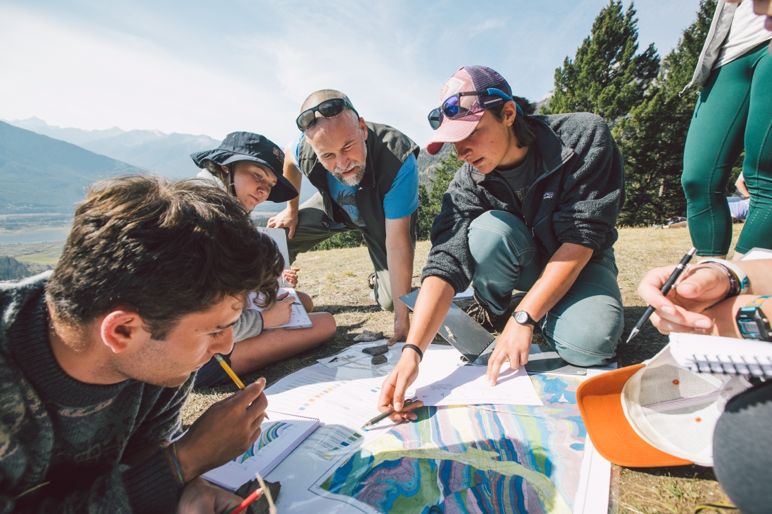 Liam Jolley ’20, Mary Tobin ’20, Professor Robert Hawley, and Becca Miller ’20 examine geological maps at the Mount Norquay Overlook in Banff.
