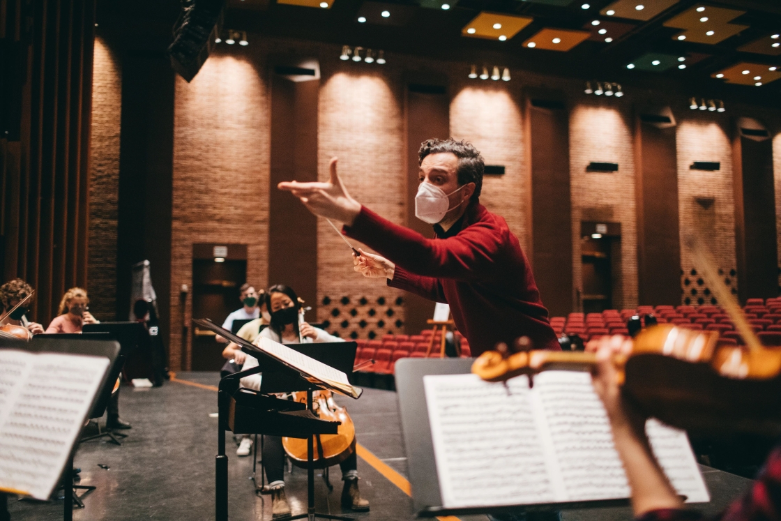 Filippo Ciabatti directing the Dartmouth Symphony Orchestra