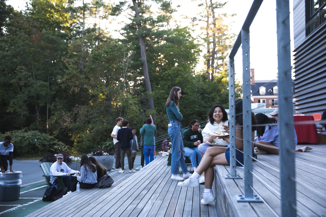 Allen House students having dinner together.