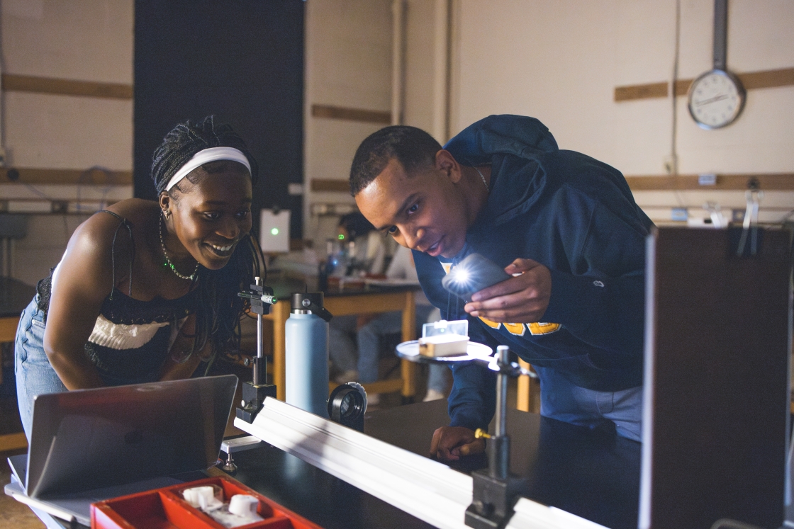 Mirelle Mah'moud '25 and Justin Santana '25 during General Physics II