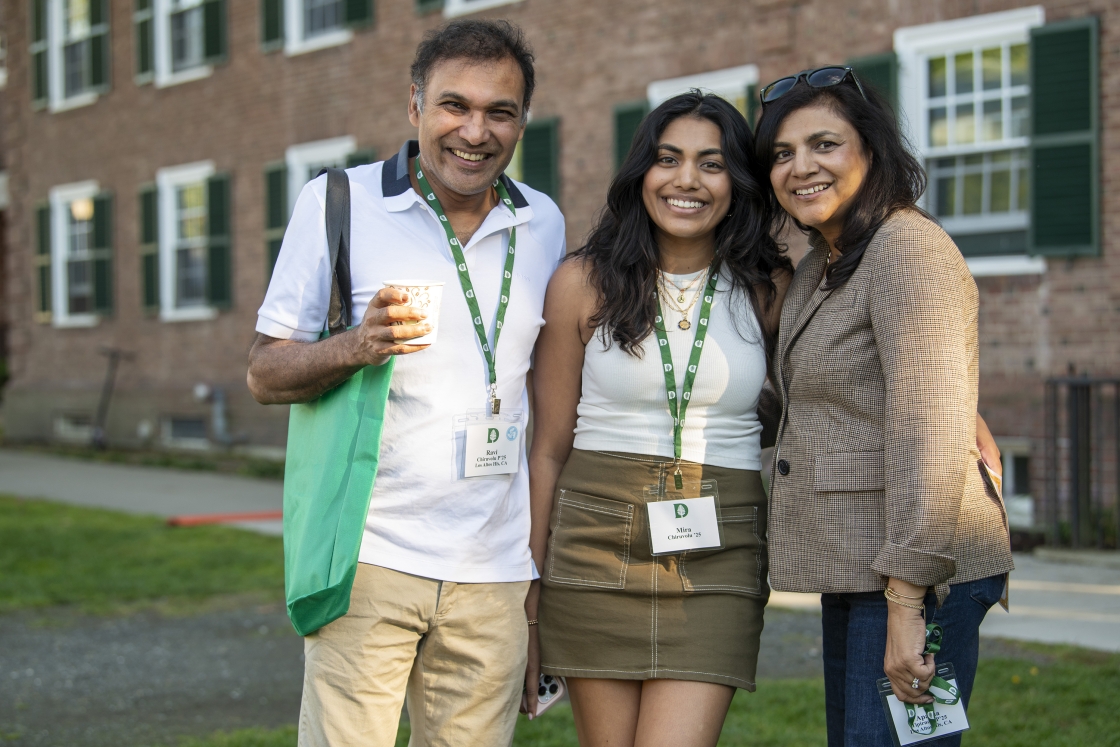 A Dartmouth student poses with her parents