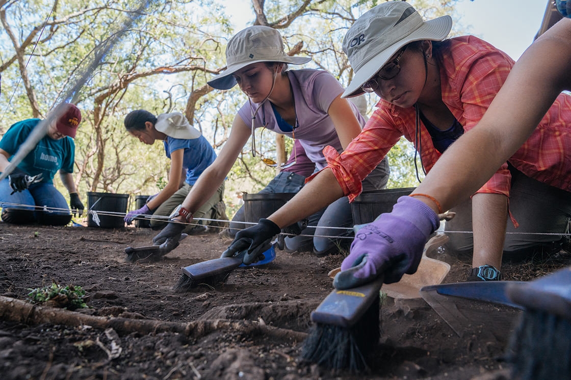 Jessica Kittelberger ’18 and Katherine Clayton ’18 work at the Malapa archeological site.