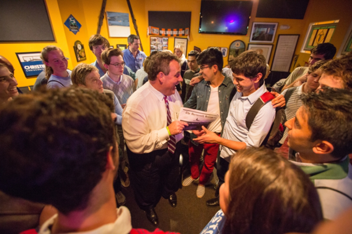 New Jersey Gov. Chris Christie talks to Dartmouth students during his campaign stop