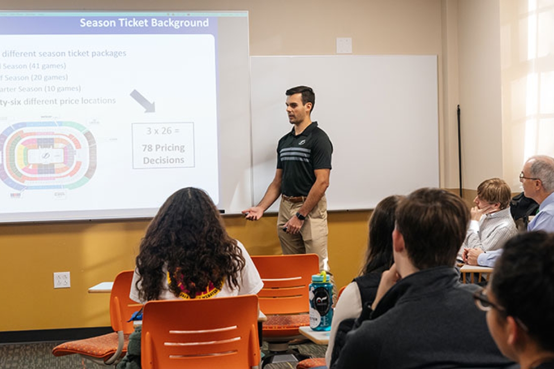 Garrett Schirmer ’16 shows a QSS class how he uses data in his job with the Tampa Bay Lightning hockey team.