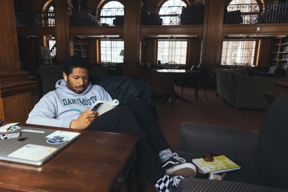 Undergraduate Tulio Huggins '23 studying in the library