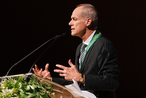 Professor Marcelo Gleiser addresses the audience after receiving the Templeton Prize Wednesday evening at the Metropolitan Museum of Art in New York City.