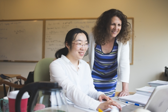 Tongtong Li and Anne Gelb using a laptop