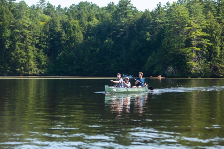 Dartmouth students canoe on the Connecticut River