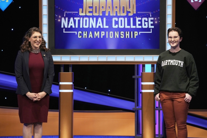 Jeopardy! host Mayim Bialik and Gus Guszkowski '22.