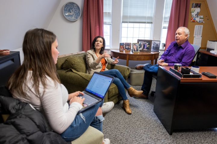 Aaní Perkins '23 discusses her thesis with professors Laura McPherson and N. Bruce Duthu '80.