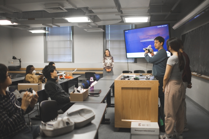 Students in the DALI Lab teach others on using VR headsets