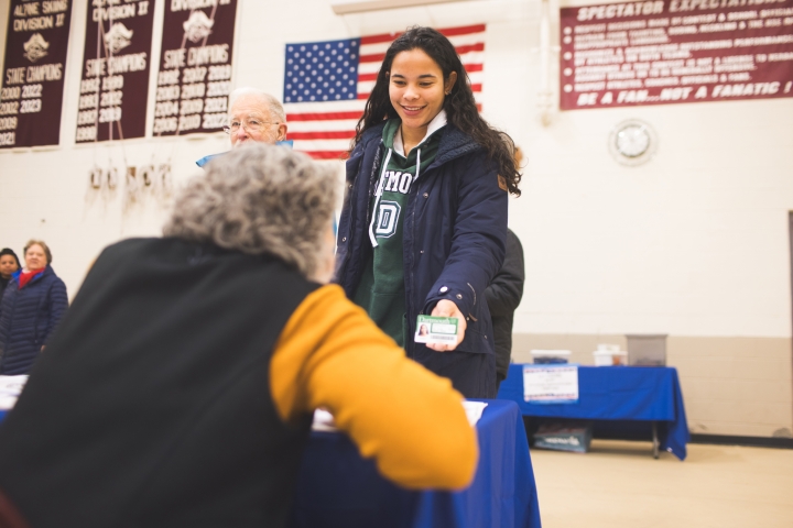 Leila Ambrus '25 signs in to vote in the primary