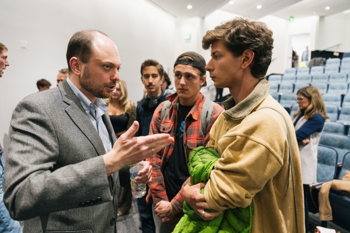 Vladimir Kara-Murza talking to a student