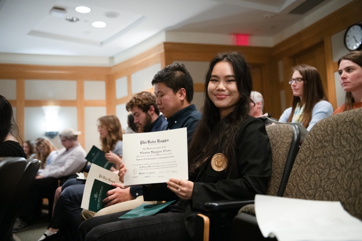 Vania Haijia Zhao showing certificate