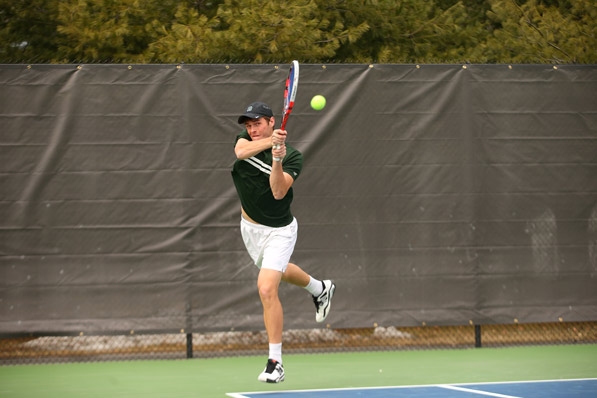 Dovydas Šakinis playing tennis