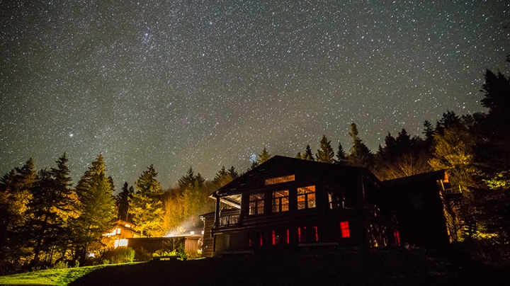 Moosilauke Ravine Lodge at night under a starry sky