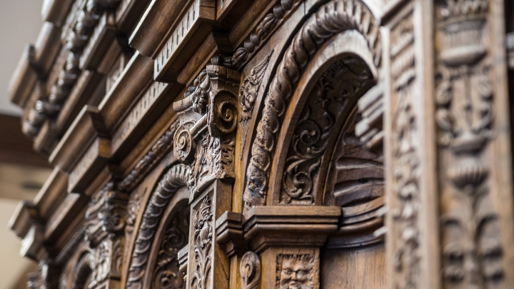 Detail of a wooden arch in Baker Library