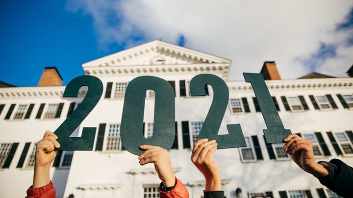 students holding up the numbers 2021