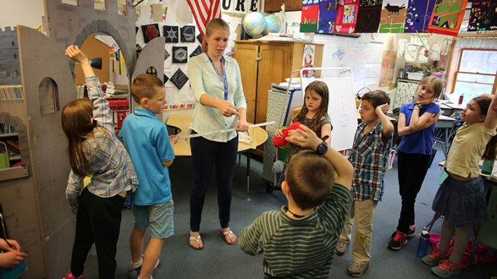 Regan Gore ’19 leads the class in a lesson about measurements.